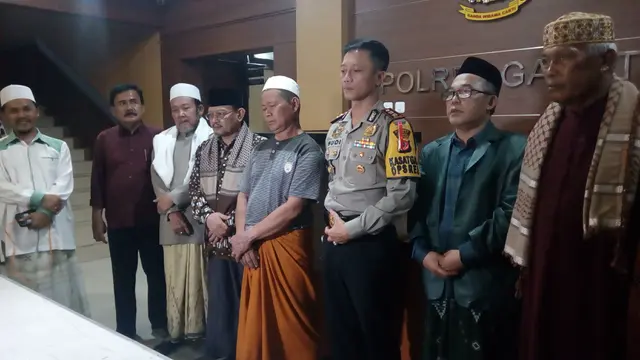 Kapolres Garut AKBP Budi Satria Wiguna bersama pelaku hoaks penganiayaan ustad Uya