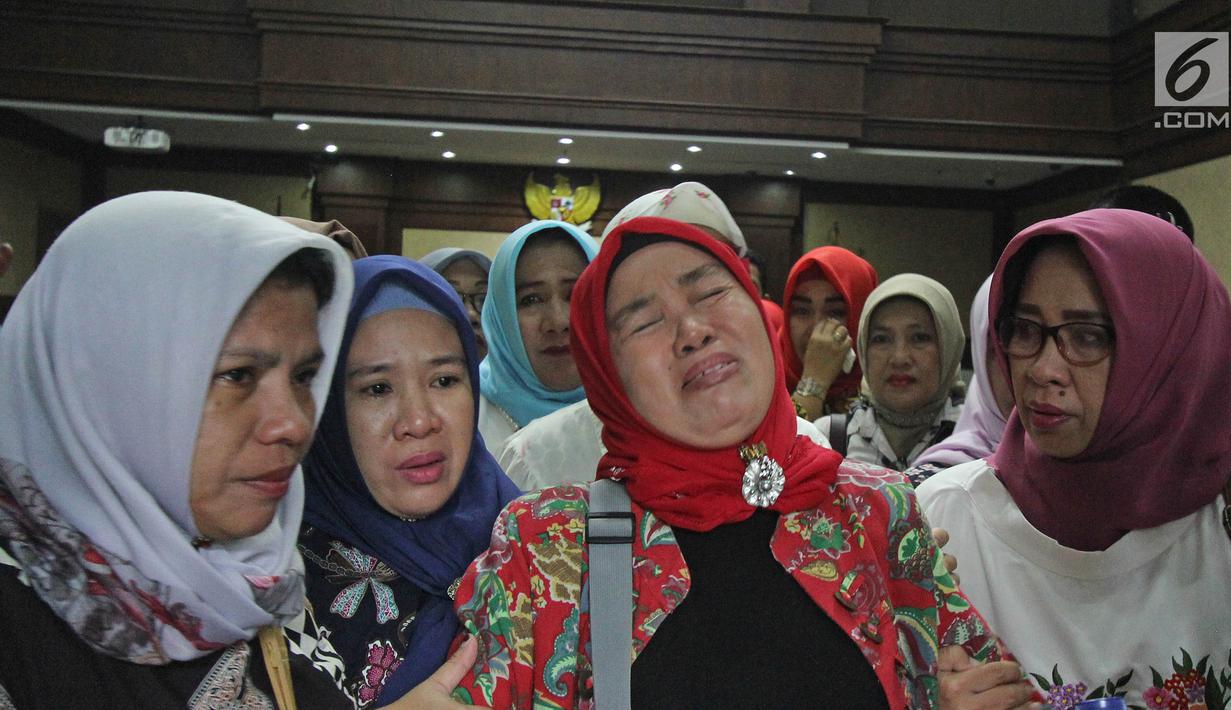 Kerabat mantan Wali Kota Kendari Asrun dan anaknya Wali Kota nonaktif Kendari Adriatma Dwi Putra menangis usai sidang vonis di Pengadilan Tipikor, Jakarta, Rabu (31/10). Asrun dan Adriatma divonis 5 tahun 6 bulan penjara. (Liputan6.com/Herman Zakharia)