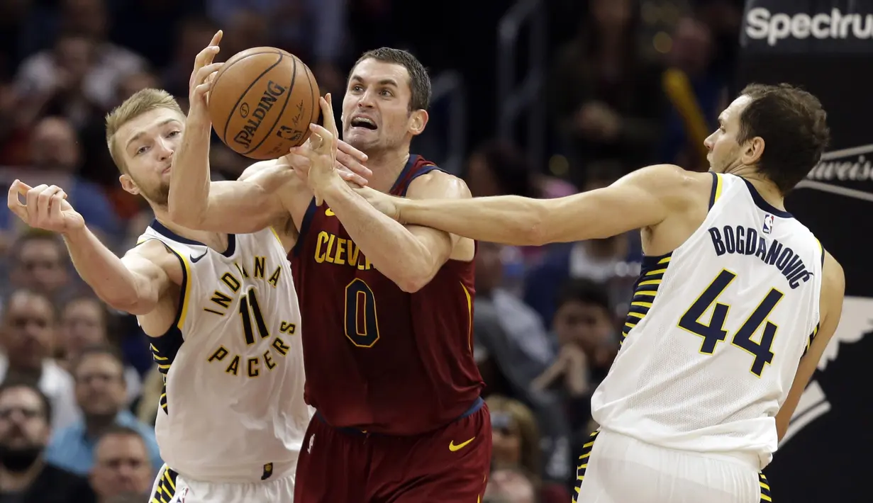 Pemain Cleveland Cavaliers, Kevin Love (tengah) berusaha keluar dari adangan dua pemain Indiana Pacers pada laga NBA basketball di Quicken Loans Arena, Cleveland, Kamis, (2/11/2017) pagi WIB. Cleveland kalah 107-124. (AP/Tony Dejak)