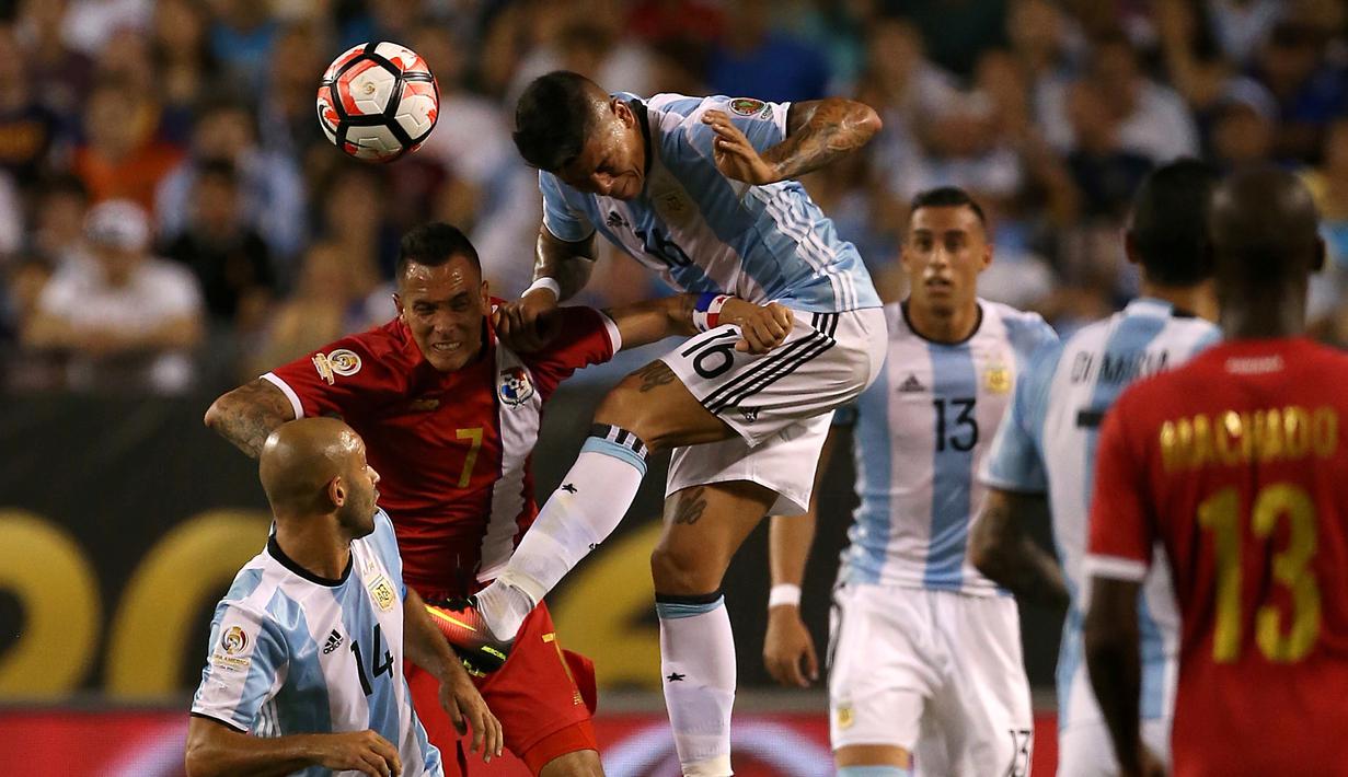 Pemain Argentina, Marcos Rojo, duel dengan pemain Panama, Blas Perez Ortega, pada laga Grup D Copa America Centenario 2016, di Stadion Soldier Field, Chicago, Amerika Serikat, Sabtu (11/6/2016). (AFP/Tasos Katopodis)