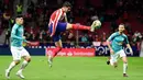 Striker Atletico Madrid, Alvaro Morata, mengontrol bola saat melawan Osauna pada laga La Liga di Stadion Wanda Metropolitano, Madrid, Sabtu (14/12). Atletico menang 2-0 atas Osasuna. (AFP/Cristina Quicler)