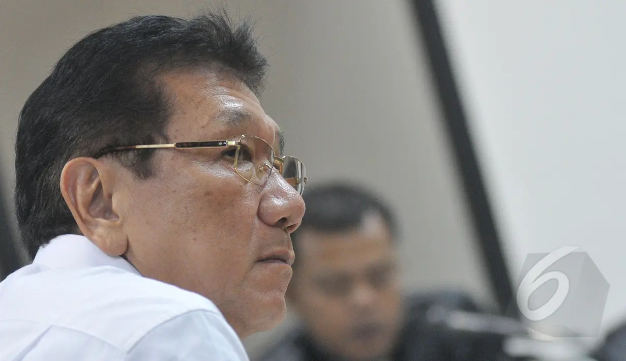 Terdakwa kasus dugaan suap pengadaan zat tambahan bahan bakar, tetraethyl lead (TEL) Pertamina tahun 2004-2005, Willy Sebastian Liem menjalani sidang di pengadilan Tipikor, Jakarta, Senin  (18/5/2015). (Liputan6.com/Herman Zakharia)