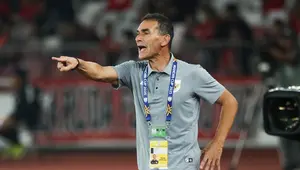 Pelatih Timnas Indonesia U-23, Gerald Vanenburg memberikan instruksi kepada pemainnya dalam laga Grup A Piala AFF U-23 2025 melawan Malaysia di Stadion Utama Gelora Bung Karno (SUGBK), Senayan, Jakarta, Senin (21/07/2025). (Bola.com/Abdul Aziz)