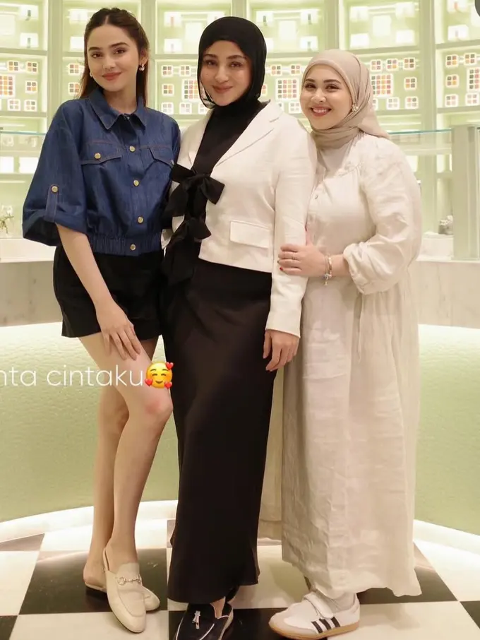 Syifa Hadju, Kesha Ratuliu, dan Margin Wieheerm Girls’ Day Out ke Singapura