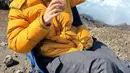 Santai di puncak gunung Raung, Wendy tampak menawan kenakan puff jacket warna kuning dan celana cargo hitam. [Instagram/wendywalters]