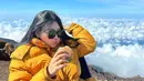 Santai di puncak gunung Raung, Wendy tampak menawan kenakan puff jacket warna kuning dan celana cargo hitam. [Instagram/wendywalters]