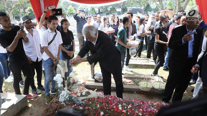 Presiden pertama Timor Leste Xanana Gusmao menaburkan bunga saat berziarah ke makam Presiden ke-3 RI BJ Habibie di TMP Kalibata, Jakarta, Minggu (15/9/2019). Xanana dan perwakilan rakyat Timor Leste memanjatkan doa untuk Habibie. (merdeka.com/Iqbal Nugroho)