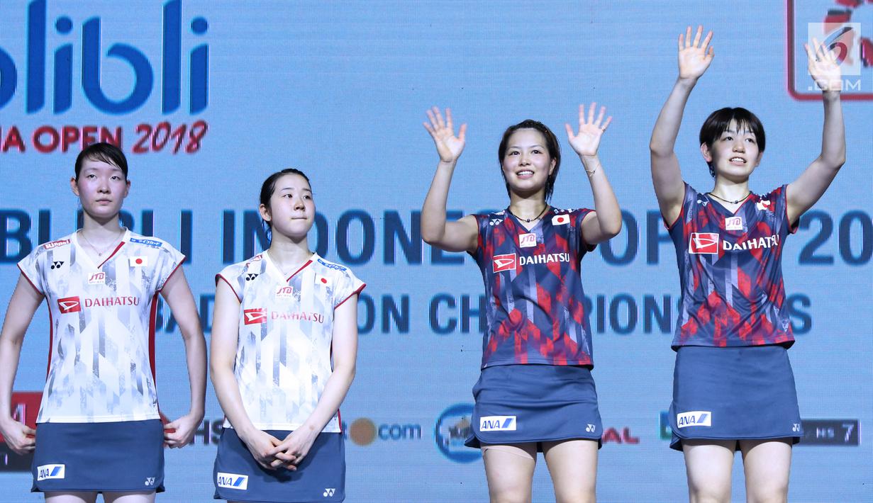 Ganda putri Jepang, Yuki Fukushima/Sayaka Hirota (kanan) dan Mayu Matsumoto/Wakana Nagahara usai Final Indonesia Open 2018 di Istora GBK, Jakarta, Minggu (8/7). Yuki/Sayaka menang 21-14, 16-21, 21-14. (Liputan6.com/Helmi Fithriansyah)