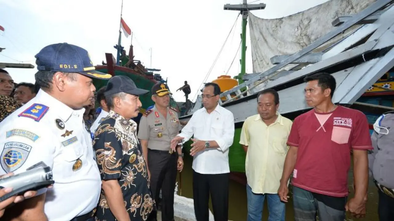 Menteri Perhubungan Budi Karya Sumadi mengunjungi Galangan Kapal Bumirejo di Juwana, Pati pada Kamis (23/3/2017). (Foto: Kemenhub)