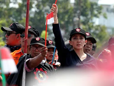 Ketua Umum Konfedarasi Pekerja Rakyat Indonesia (KPRI) Rieke Diah Pitaloka saat menggelar karnaval dan deklarasi dalam peringatan Hari Buruh Sedunia, Jakarta, Selasa (1/5). (Liputan6.com/JohanTallo)
