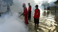 Ilustrasi – Fogging di daerah rendaman banjir di Sidareja, Cilacap, Jawa Tengah. (Foto: Liputan6.com/Istimewa/Muhamad Ridlo)