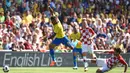 Gelandang Brasil, Paulinho, menghindari tekel bek Kroasia, Vedran Corluka, pada laga persahabatan di Stadion Anfield, Liverpool, Minggu (3/6/2018). Brasil menang 2-0 atas Kroasia. (AFP/Oli Scarff)