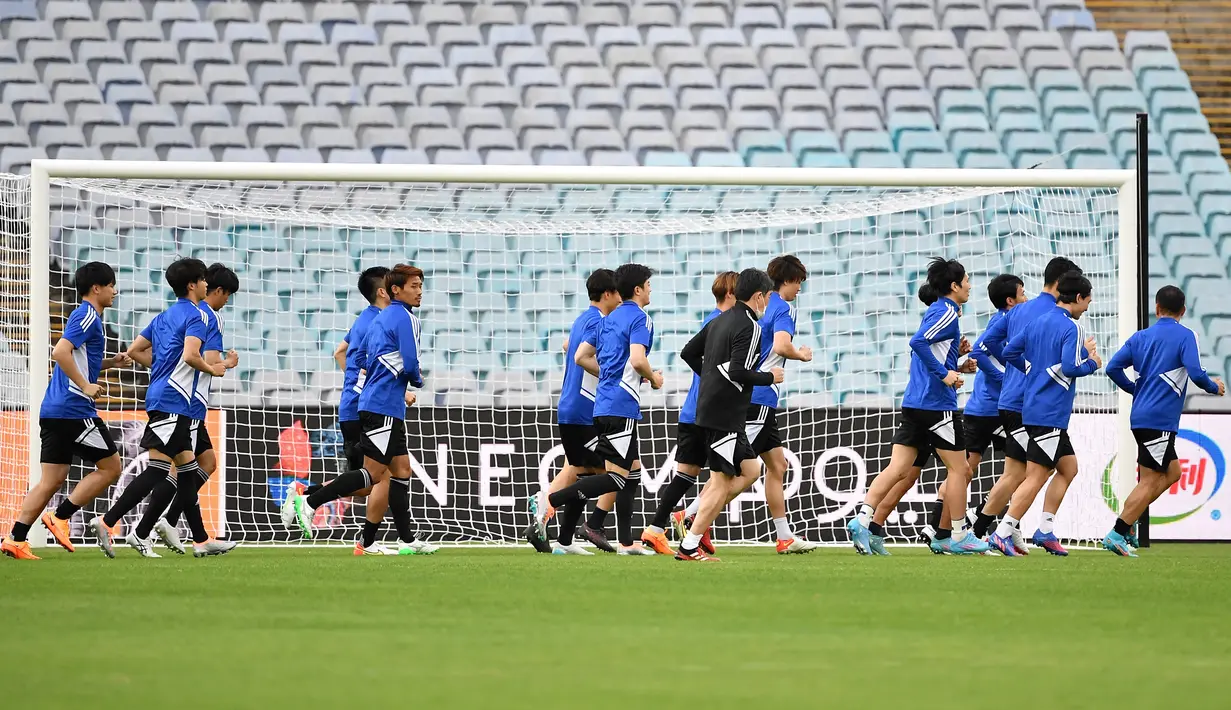 Para pemain Jepang melakukan pemanasan saat mengikuti sesi latihan di Stadium Australia di Sydney (23/3/2022). Jepang akan bertanding melawan Australia pada kualifikasi Grup B Piala Dunia Qatar 2022 zona Asia pada Kamis (24/3/2022) di Stadion Australia. (AFP/Saeed Khan)