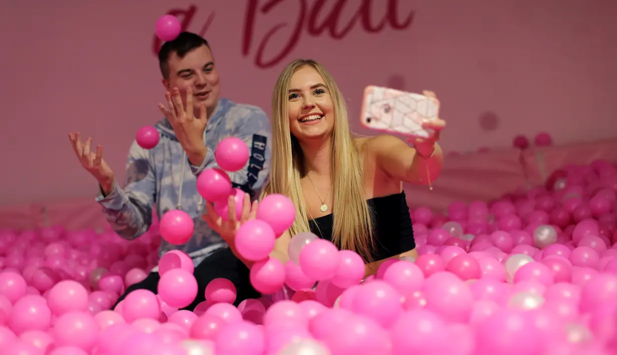 Pengunjung berswafoto ketika mengunjungi The Selfie Factory di pusat perbelanjaan Westfield, London pada 11 September 2019. Dengan membayar 10 poundsterling, pengunjung bisa berfoto di ruangan yang berlatar unik dan menggemaskan. (Isabel INFANTES / AFP)