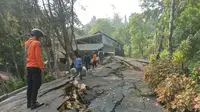 Tebing setinggi 15 meter di Puncak Bogor longsor dan menimpa Vila serta dua kendaraan. Tak ada korban jiwa dalam kejadian tersebut. (Liputan6.com/Achmad Sudarno).
