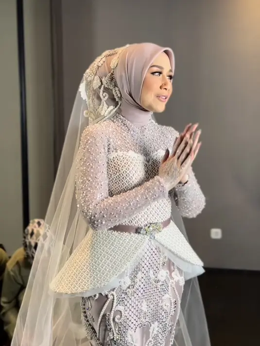 Detail mutiara juga terlihat pada bagian rok gaun pengantin. Sulaman mutiara yang rumit dan indah menjadikan gaun mutiara tersebut semakin mewah. (Foto: Instagram @rya_baraba)