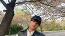 Sebagai salah satu member boy group Korea Xodiac, Zayyan merayakan lebaran di Korea Selatan. Ia tampak mengenakan jaket kulit hitam dipadukan inner koko putih. Dan topi cap hitam. [@xodiac_members]