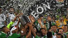 Pemain Atletico Nacional Kolombia merayakan gelar juara Copa Libertadores 2016 di Stadion Atanasio Girardot, Medellin, Kolombia. (AFP/Luis Acosta)