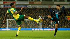 Pemain Arsenal, Alexis Sanchez (kanan), berebut bola dengan pemain Norwich City, Andre Wisdom, dalam lanjutan Liga Inggris di Stadion Carrow Road, Minggu (29/11/2015) malam WIB.  (Action Images via Reuters/Andrew Boyers)