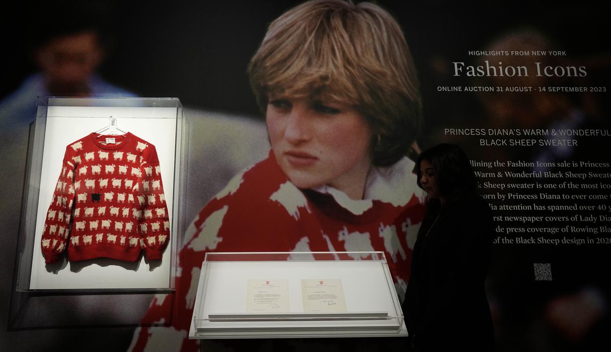 Merek Warm & Wonderful ini dikenal luas berkat koleksinya yang berwarna cerah, juga motif hewannya yang bold dan nyentrik. Sampai akhirnya mencuri perhatian Putri Diana, lalu dikenal luas oleh para pecinta mode. (AP Photo/Frank Augstein)