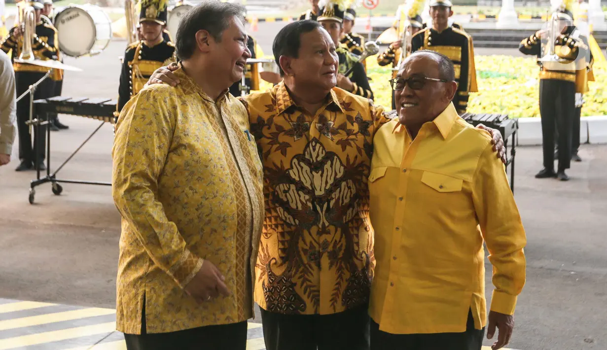 Bakal Calon Presiden yang juga Ketua Umum Partai Gerindra Prabowo Subianto (tengah) merangkul Ketua Umum Partai Golkar Airlangga Hartarto dan Ketua Dewan Pembina Golkar Abu Rizal Bakrie. (Liputan6.com/Faizal Fanani)