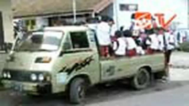 Berangkat Sekolah Kini Naik Kendaraan Bak Terbuka