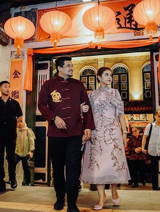 <p>Cheongsam model dress tersebut dibuat oleh desainer Evelin Gunawijaya yang memiliki detail bordiran dengan sentuhan tradisional etnis Tionghoa. [@evelingunawan]</p>
