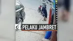Dua orang pelaku jambret di Kawasan Terusan Jalan Jakarta, Kota Bandung, Jawa Barat terekam kamera CCTV. Setelah berhasil merampas handphone ibu hamil yang sedang menunggu ojek online.