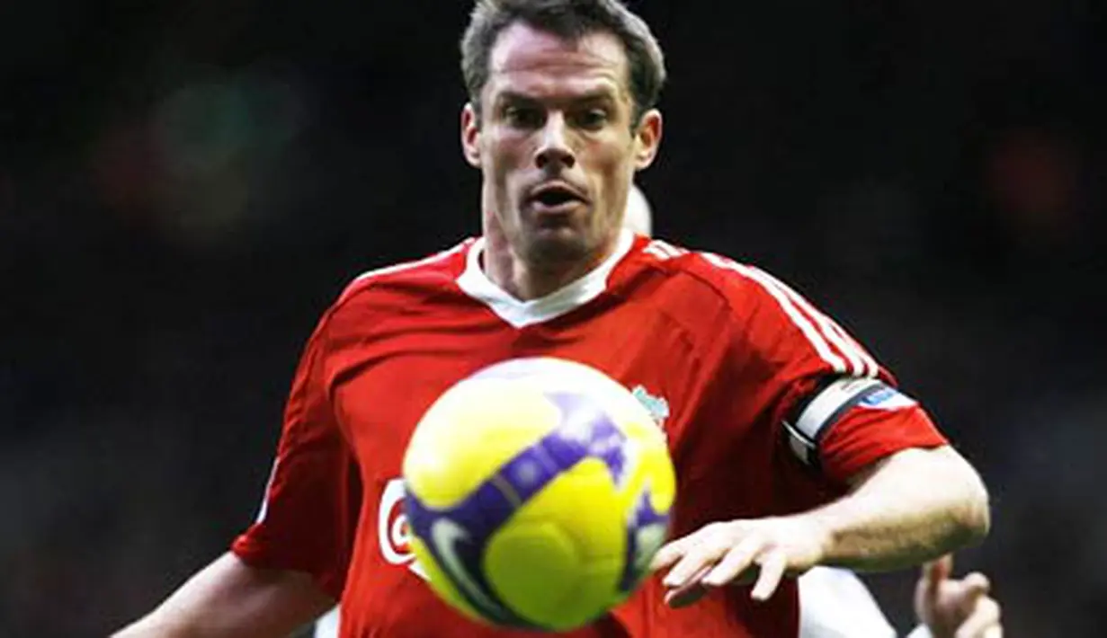 Liverpool's English defender Jamie Carragher competes for the ball against Fulham during their English Premier League football match at Anfield in Liverpool, north west England on November 22, 2008. AFP PHOTO/PAUL ELLIS
