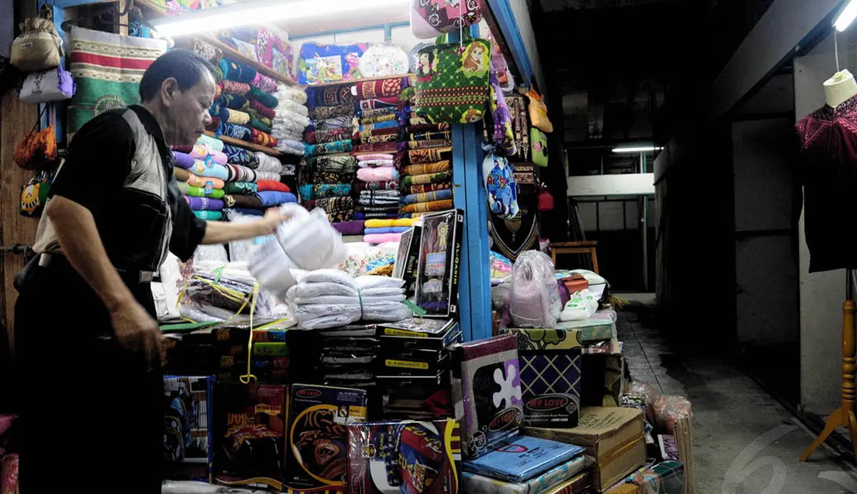 Di kios sementara Blok V Pasar Senen ini rata-rata ditempati pedagang penjual produk jadi dan jasa, Jakarta, Selasa (24/6/14). (Liputan6.com/Faizal Fanani) 
