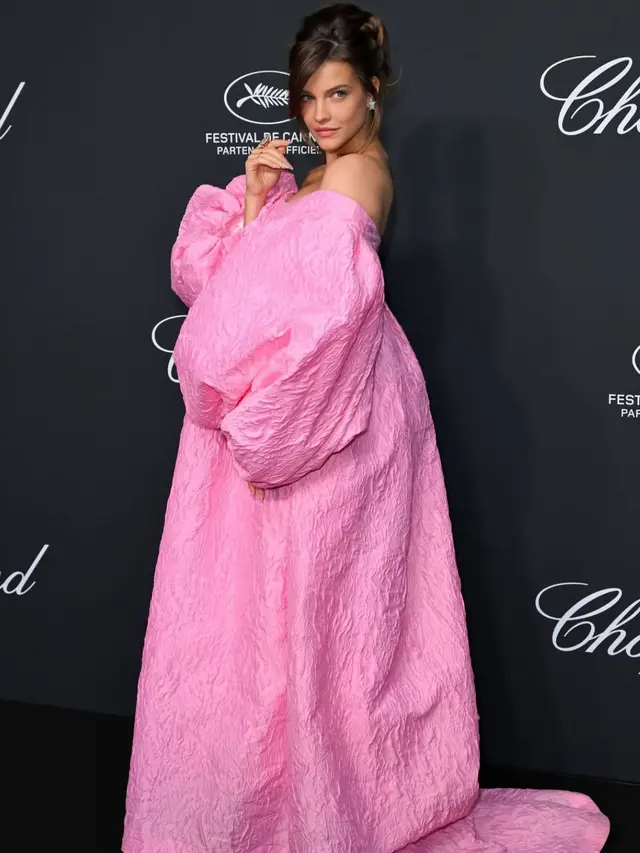 Barbara Palvin  di Cannes 2026 pamer baby bump. [@realbarbarapalvin]