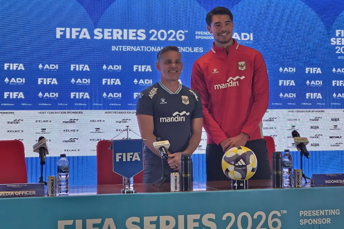 Pelatih timnas Indonesia John Herdman bersama Elkan Baggott