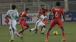 Gelandang Timnas Indonesia, Andik Vermansah, berusaha melewati hadangan pemain Singapura pada laga Piala AFF 2016 di Filipina, Jumat (25/11/2016). Indonesia tertinggal 0-1 dari Singapura. (Bola.com/Nicklas Hanoatubun)