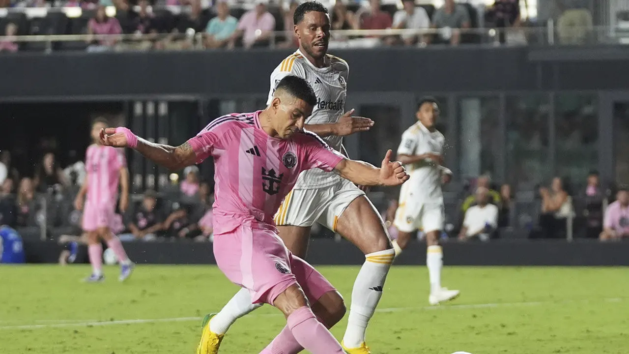 Luis Suarez mencetak gol di laga Inter Miami vs LA Galaxy di MLS 2025 di Chase Stadium, Florida, Amerika Serikat, Minggu (17/08/2025). (AP Photo/Lynne Sladky)