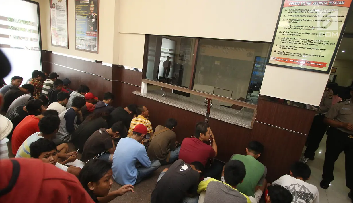 Sejumlah pria yang dianggap preman dikumpulkan di Mapolres Metro Jakarta Selatan, Selasa (5/9). (Liputan6.com/Immanuel Antonius)