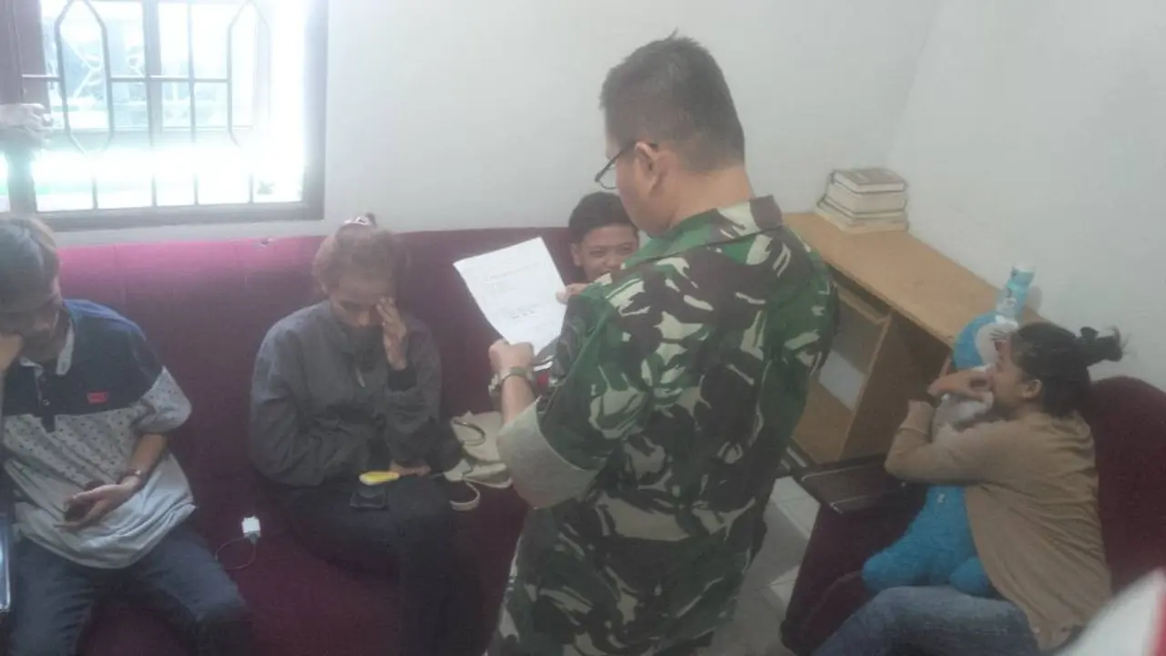 Wanita Diduga Lesbian Digrebek Warga