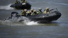 Pasukan komando angkatan laut Rumania berlayar dengan speedboat dalam latihan militer multinasional yang dipimpin Angkatan Laut Rumania di luar Mahmudia, Rumania, Kamis, 30 Maret 2023. (AP Photo/Vadim Ghirda)