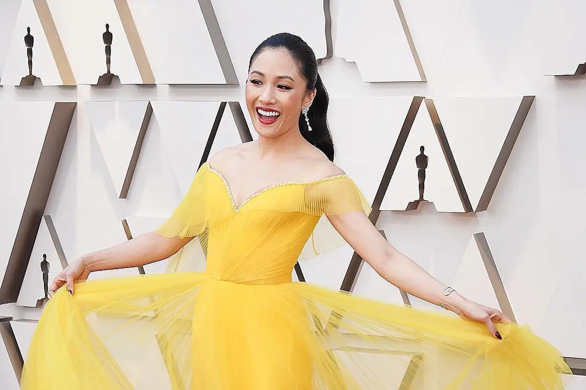Alasan Constance Wu Pakai Gaun Kuning di Oscar 2019