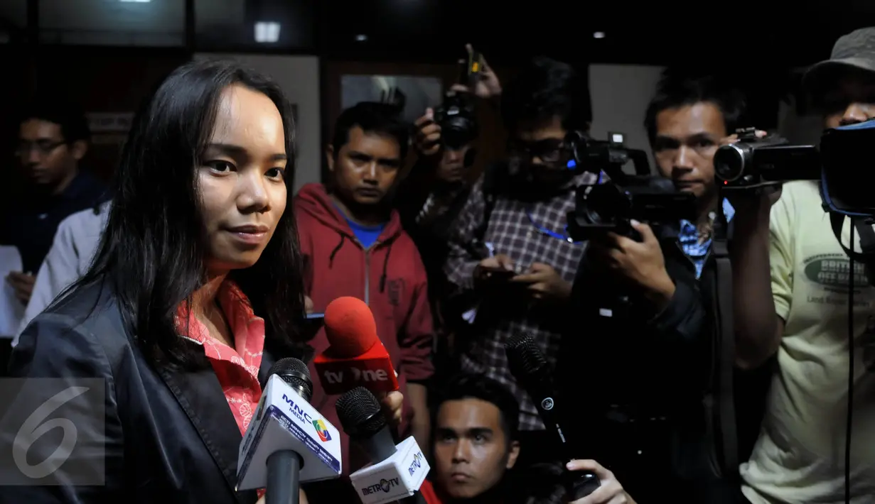 Bunga Siagian dari LBH Jakarta memberikan keterangan pers terkait dugaan penyiksaan terhadap Asisten Rumah Tangga inisial T, Jakarta, Minggu (4/10/2015). T diduga disiksa majikannya yang anggota DPR inisial IH. (Liputan6.com/Johan Tallo)