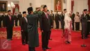 Sembilan anggota Komisi Kejaksaan dengan masa jabatan 2015-2019 mengucapkan sumpah jabatan saat pelantikan yang dipimpin Presiden Jokowi di Istana Merdeka, Jakarta, Kamis (6/7/2015). (Liputan6.com/Faizal Fanani)