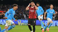 Penyerang AC Milan asal Meksiko, Santiago Gimenez, bereaksi setelah gagal melakukan eksekusi penalti dalam laga melawan Napoli di Stadion Diego Armando Maradona, Minggu (30/3/2025) malam WIB. (CARLO HERMANN / AFP)