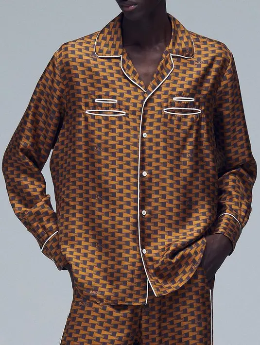 Pattern ini akan hadir di koleksi ready-to-wear set piyama silk, yang dirancang multifungsi dan penuh gaya.  [Foto: Instagram/ Bally]