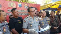 Kadiv Humas Polda Jatim Kombes Barung Mangera dalam jumpa pers penangkapan pelaku begal yang menyesar mahasiswa UTM Bangkalan sebagai korban.
