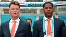 Pelatih kepala Timnas Belanda, Louis van Gaal (kiri) bersama asistennya Patrick Kluivert saat laga perempat final Piala Dunia 2014 melawan Kosta Rika di Fonte Nova Arena, Salvador, 5 Juli 2014. (AFP/Damien Meyer)