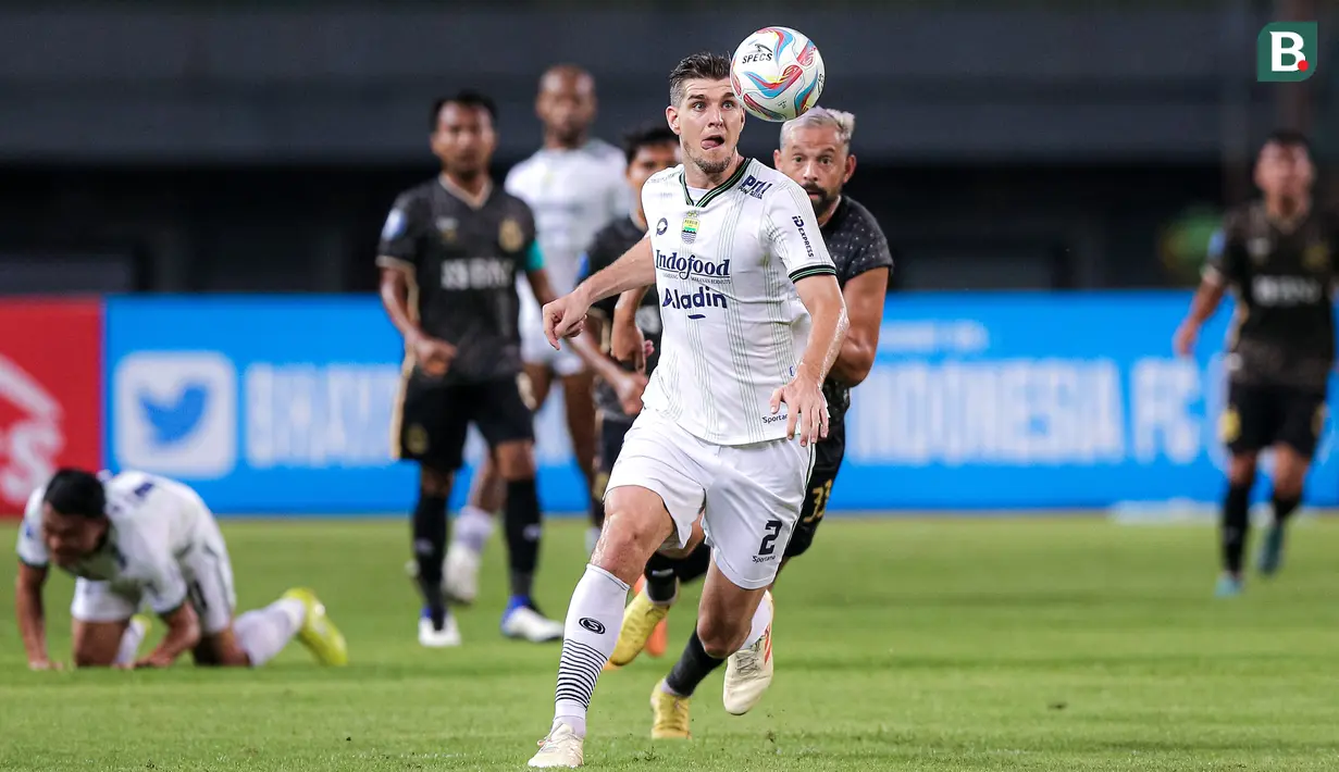 <p>Pemain Persib Bandung, Nick Kuipers (tengah), mengontrol bola&nbsp;dibayangi pemain Bhayangkara FC, Henry Matias Mier Codina, pada laga lanjutan BRI Liga 1 2023/2024 antara Bhayangkara FC melawan Persib Bandung di Stadion Patriot Candrabhaga, Bekasi, Sabtu (23/09/2023). (Bola.com/Bagaskara Lazuardi)</p>