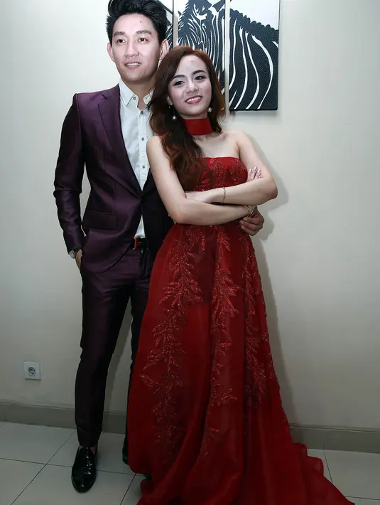 Berbagai persiapan telah dilakukan pasangan yang terpaut usia 10 tahun tersebut. Pasangan ini akan melakukan foto prewedding di Turki. (Deki Prayoga/Bintang.com)