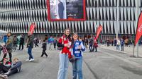 Dua fans perempuan Athletic Bilbao (kiri) dan Real Sociedad berfoto bersama dengan latar Stadion San Mames, Bilbao, Spanyol menjelang laga lanjutan Liga Spanyol 2023/2024 antara Athletic Bilbao dan Real Sociedad, 13 Januari 2024. (Bola.com/Yus Mei Sawitri)