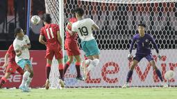 Timnas Indonesia U-20 hanya menurunkan Rahmat Beri Santoso (kiri) dan Kiper Chaya Supriadi sebagai pemain utama dalam susunan starter, selebihnya Timnas Garuda Muda menurunkan pemain lapis kedua menghadapi Hong Kong. (Bola.com/Ikhwan Yanuar)