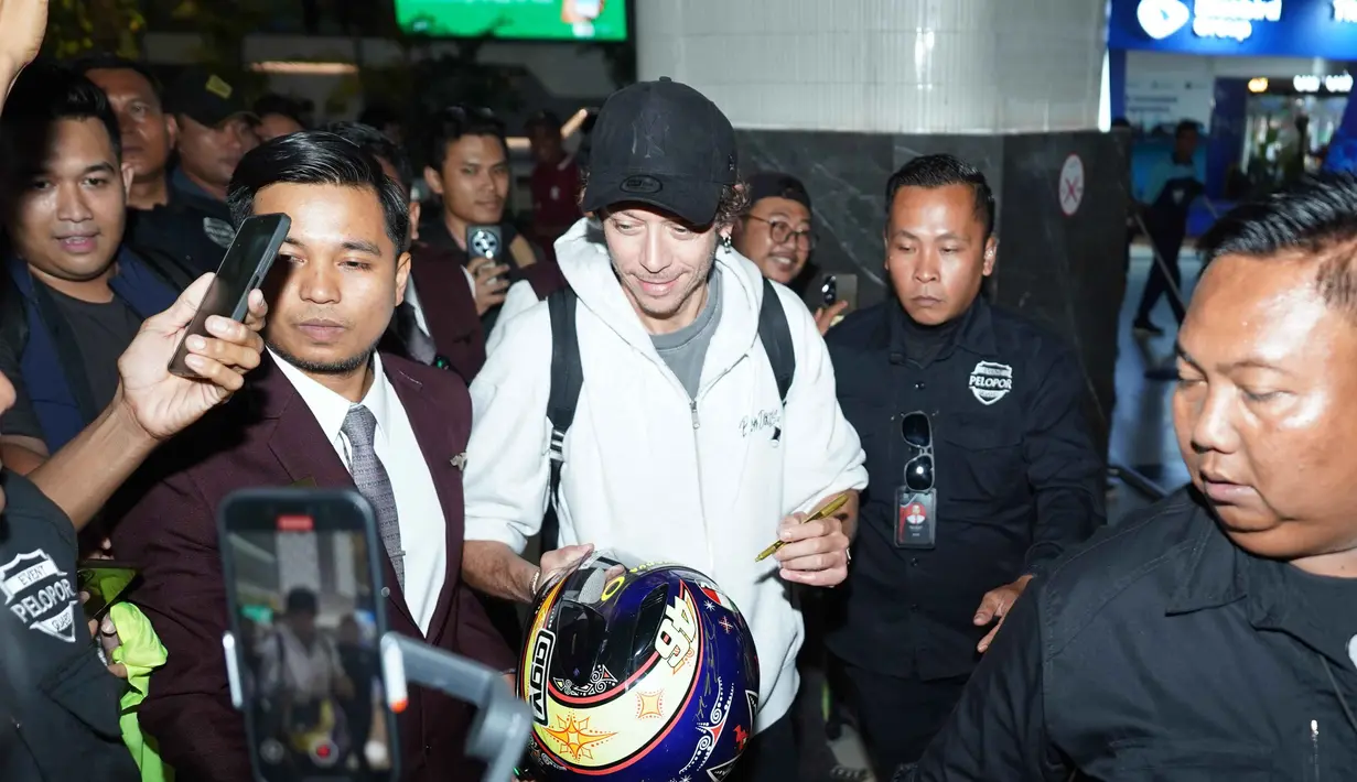 Tiba di Indonesia, Valentino Rossi langsung disambut meriah penggemarnya yang menanti di area luar Bandara Soekarno-Hatta, Tangerang, Banten pada Senin (29/9/2025) malam. (Foto: Istimewa)