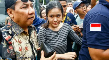 Jessica Kumala Wongso, tersangka kasus pembunuhan Wayan Mirna Salihin, tiba di Rumah Tahanan (Rutan) Pondok Bambu, Jakarta Timur, Jumat (27/5). Selama dua puluh hari ke depan, Jessica akan dititipkan disana. (Liputan6.com/Yoppy Renato)